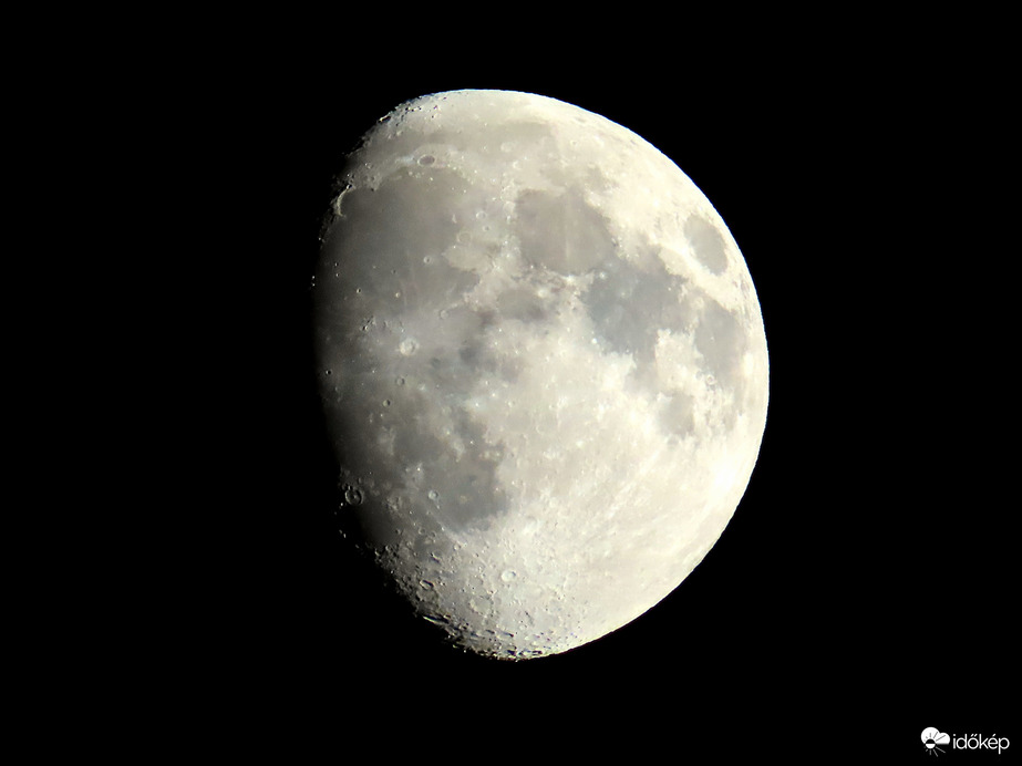 Gyorsan hízik a Hold