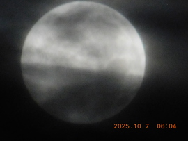 A teli Hold nálunk egész éjjel a felhők mögött volt. Csak reggel 6óra 4 perckor volt látható halványan. 