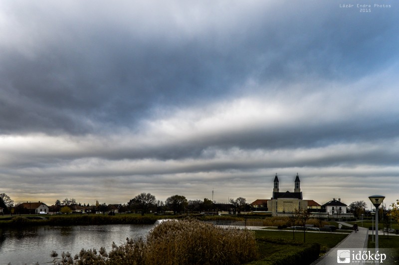 Hullámzott a mai égbolt