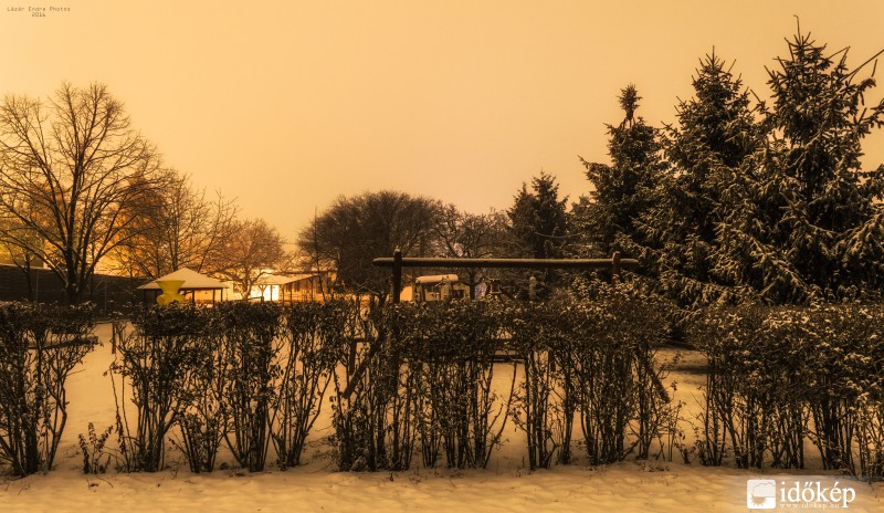 Hóval borított éjszakai táj