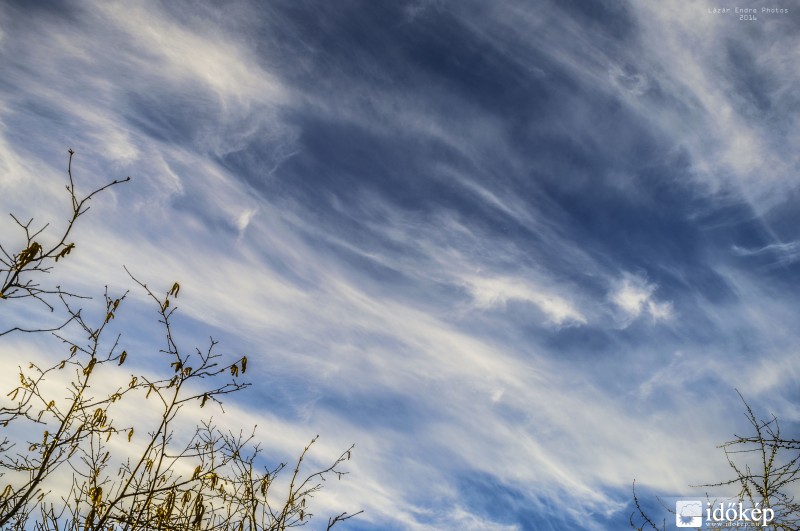 Délutáni cirrusok Mezőkövesd felett