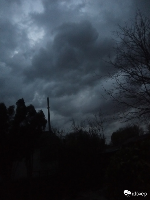 Sötét, komor felhők esti sötétségben