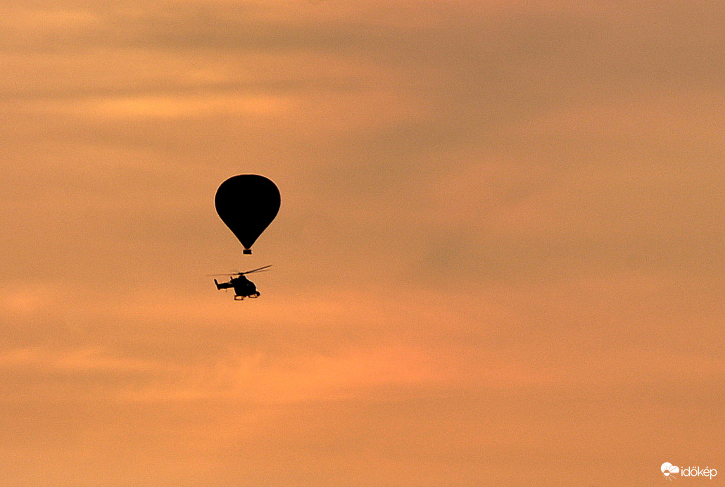 Hőlégballon és helikopter találkozása a naplementében 08.06.