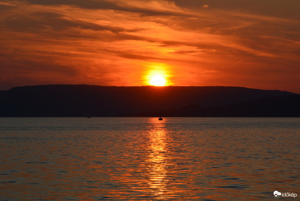 Füstös mégis gyönyörű naplemente Fonyódon 08.07.