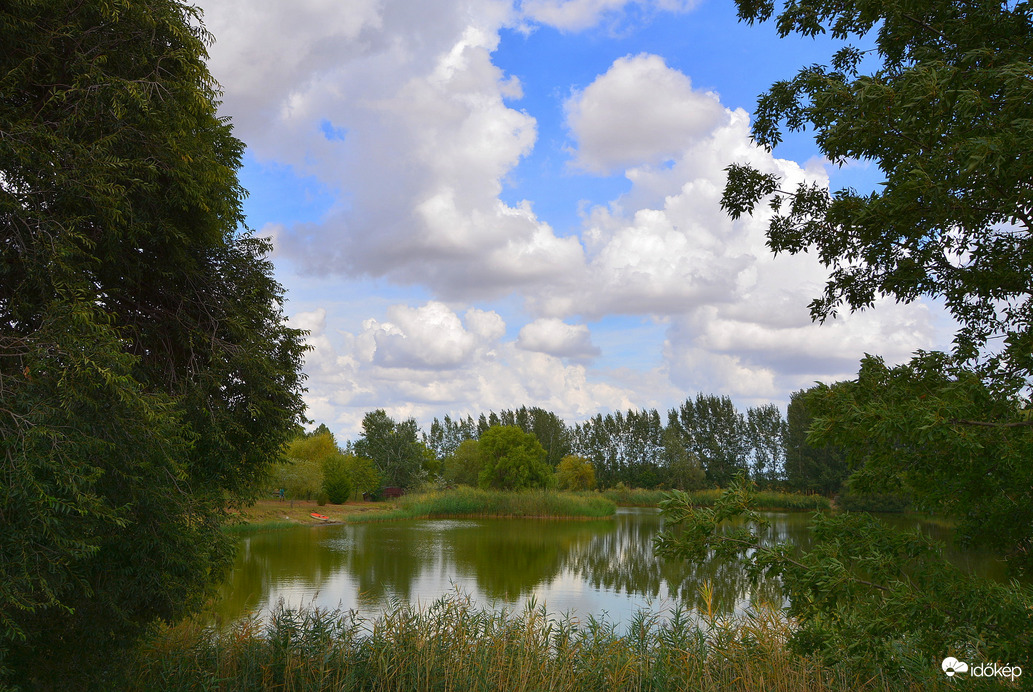 Az ősz kezdete a csorvási Forrás-tónál