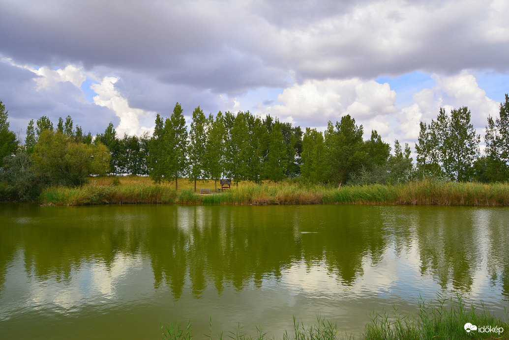 Az ősz kezdete a csorvási Forrás-tónál