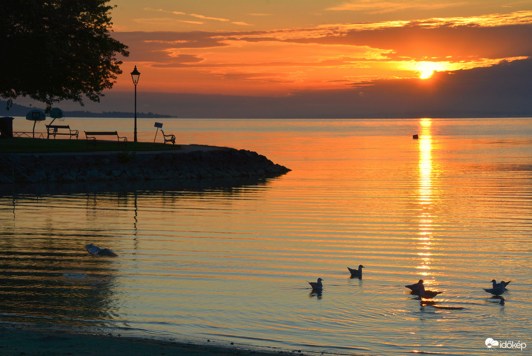Napkeltében fürdőzők 09.04.