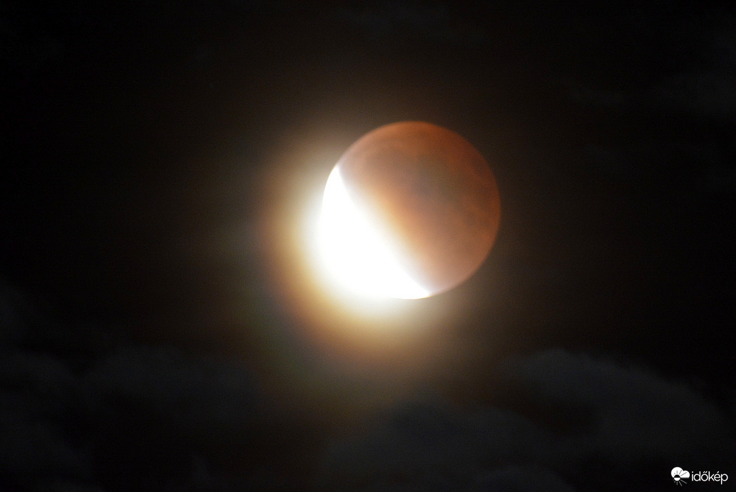 Teljes holdfogyatkozás részleges holdkoszorúval 