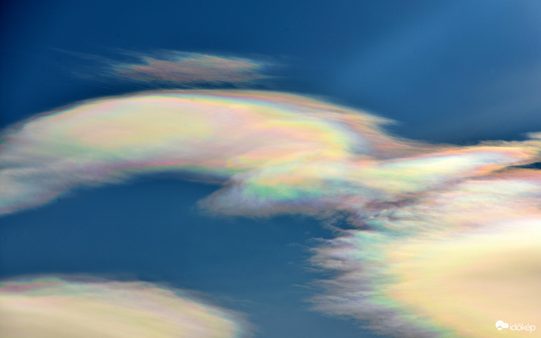 Irizáló lencsefelhők Szombathely felett 01.11.