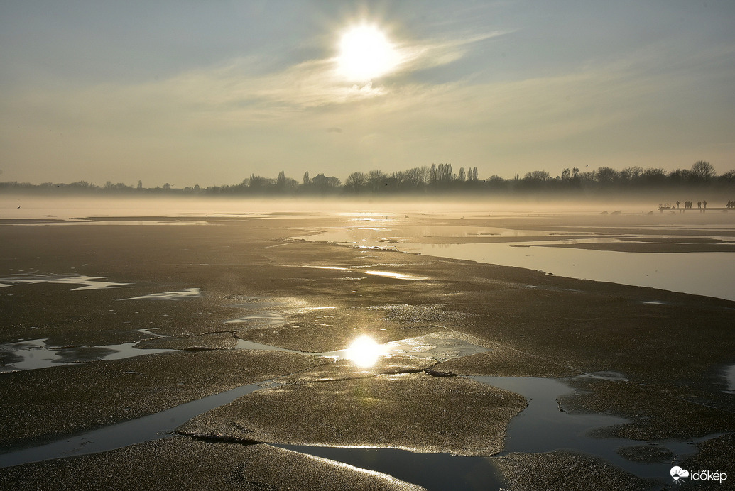 Bágyadt napsütésben olvadó jég