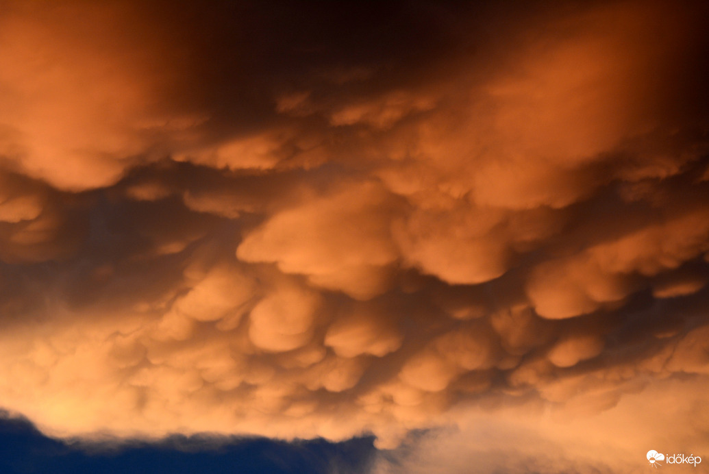 Alkonyati mammatus felhők