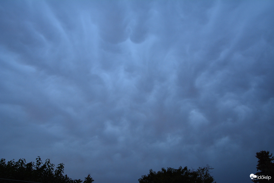 Ma is megjelentek mamma felhők alkonyat idején 07.18.