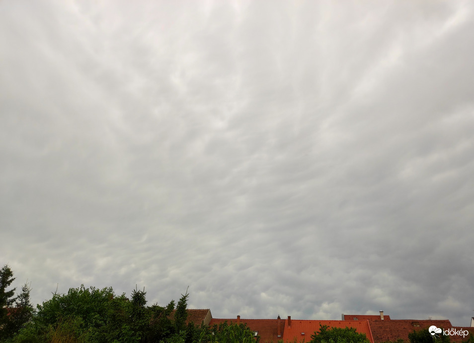Szélvihar és kiadós eső utáni mammák Szombathely felett 
