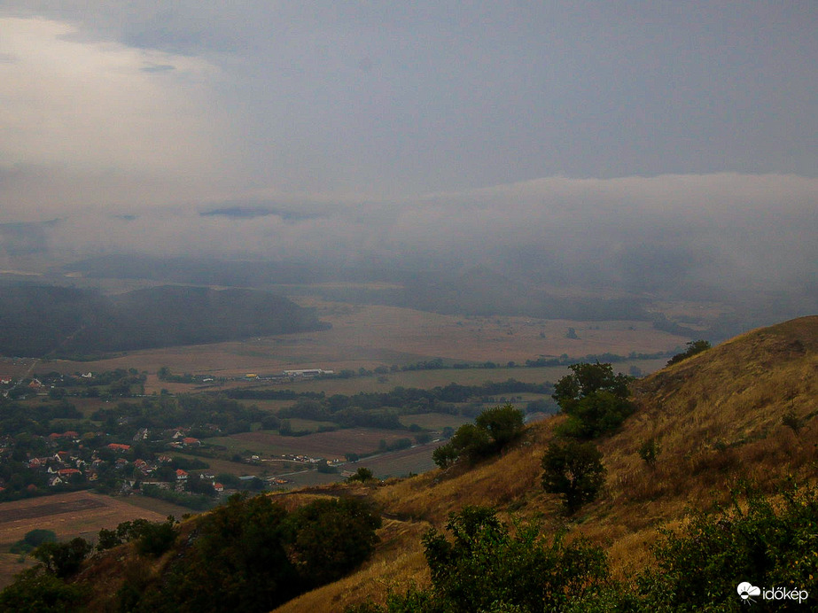 Felhőpaplan alatt a táj