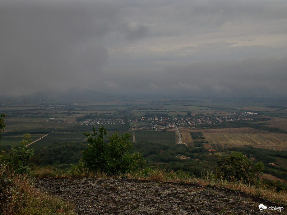 Felhőpaplan alatt a táj