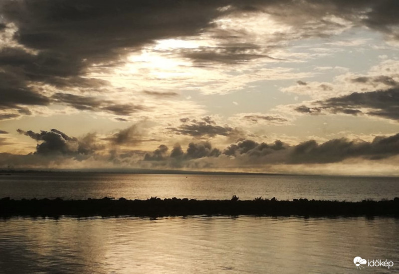 Napnyugta előtti fények Fonyódon a kikötőben