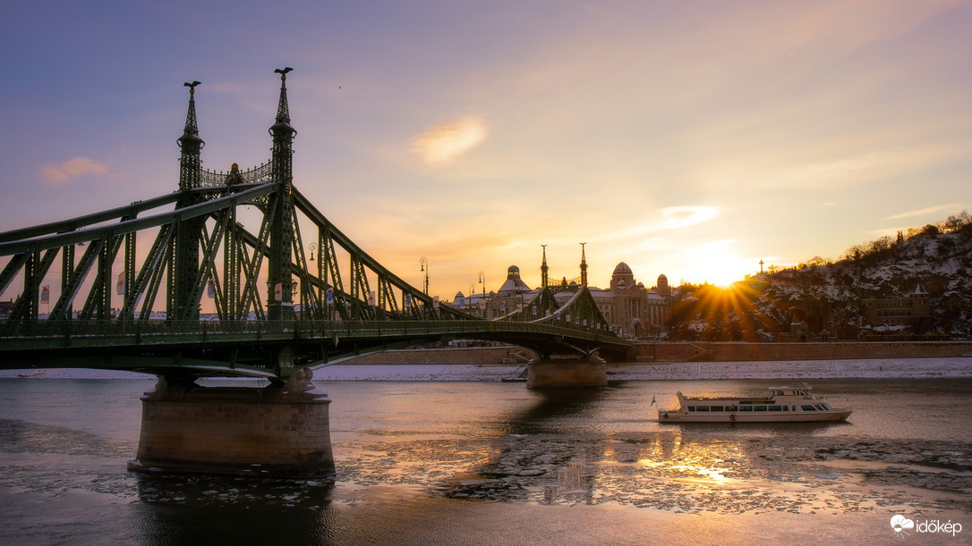 Jégzajlás a naplementében