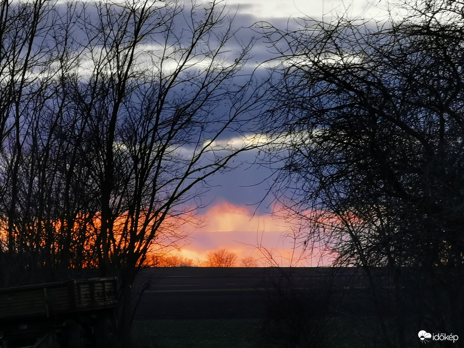 Szélviharos naplemente