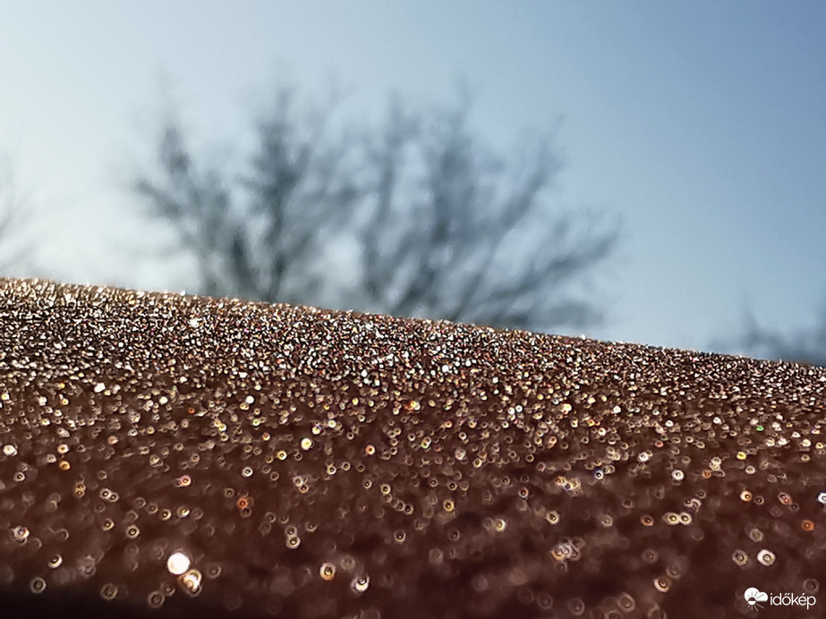 Reggeli deres ragyogás az autó tetején...