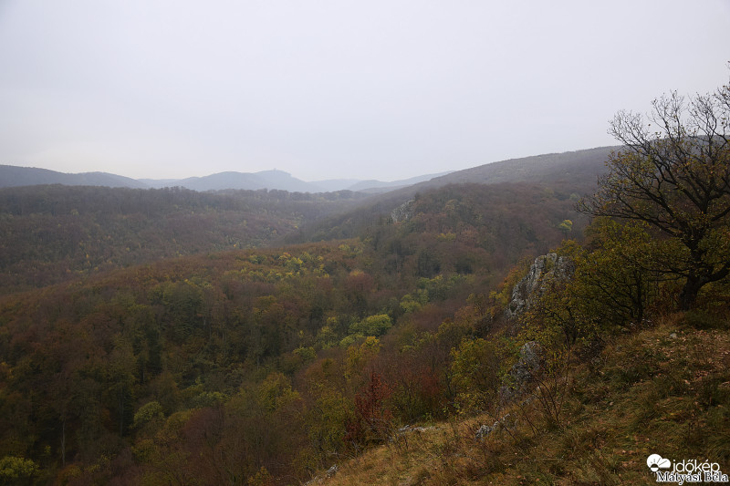 Kiltás Magos Kőről.