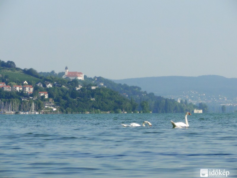 Balatoni emlék 2015 nyara. Ma Bátyán 27 fokot mérhettünk 14 órakor.Ha így marad az idő, hamarosan strandolhatunk!