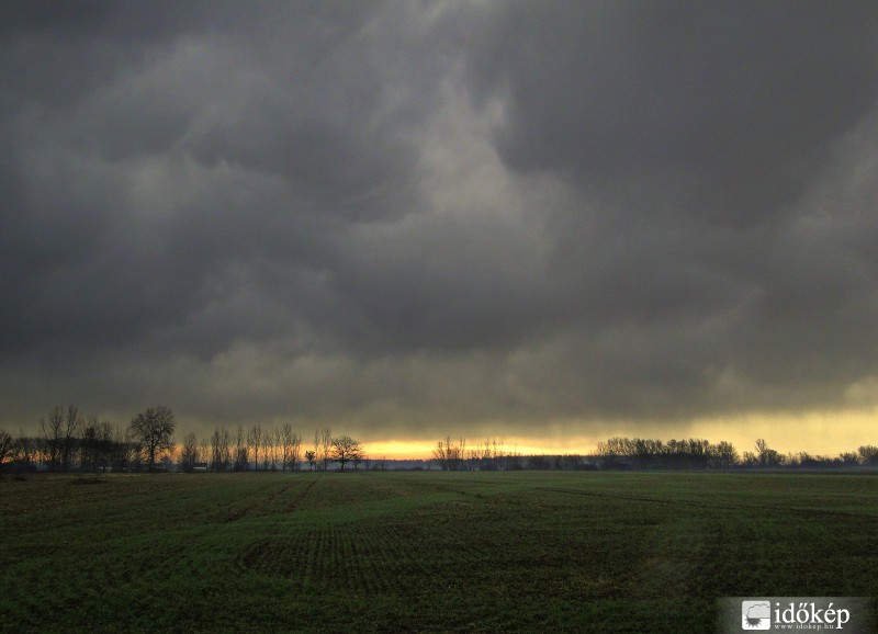 Bátya, 8:30 zivatarfelhők 
