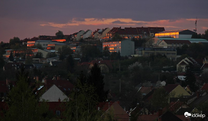 Nyugatra tájolva