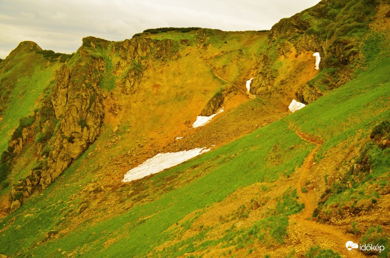 Traverz a hegy alatt