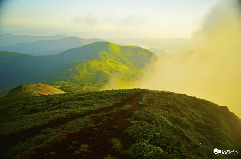 Szétszóródóban a hajnali köd   