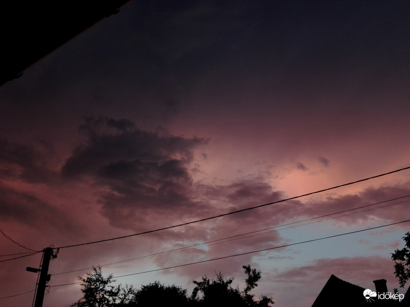 Zivatargóc látványos naplementében 