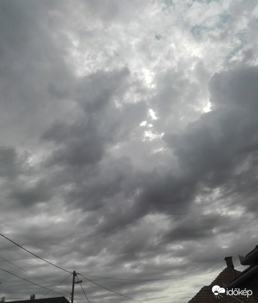 Délelőtti felhőzet