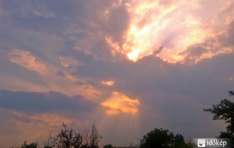 a nyugvó nap fénypompában úszik