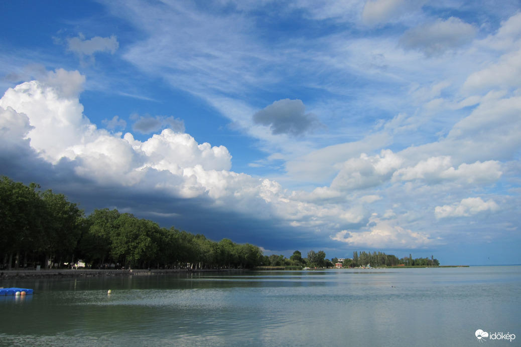 Zápor előtt Balatonfüreden