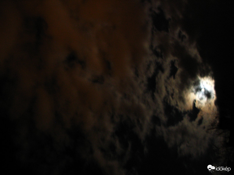 Vörös felhők teliholdkor