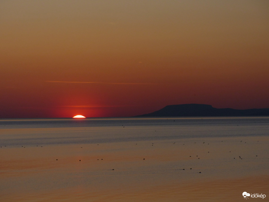 A nap lassan eltűnik a Balaton alatt