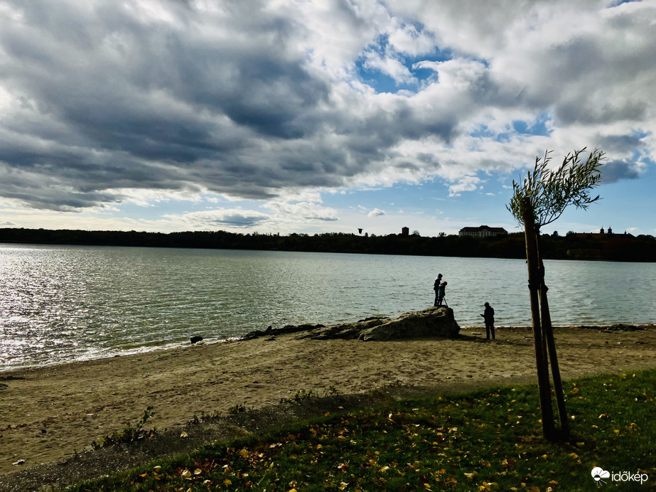 Felhős az ég a tó felett Tatàn