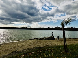 Felhős az ég a tó felett Tatàn