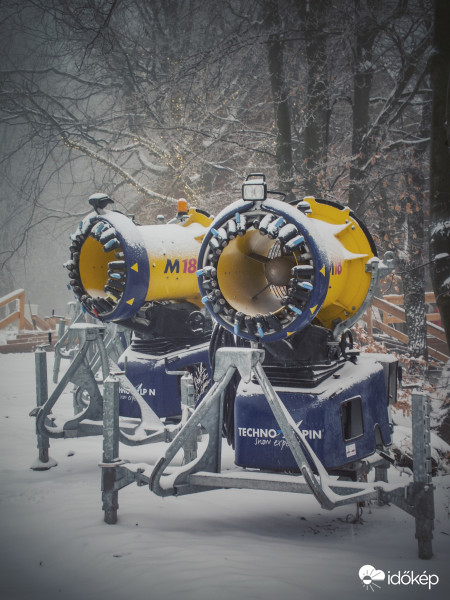 Hó ágyú készenlétben.