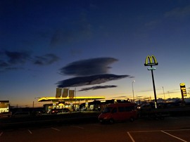 UFO a benzinkútnál