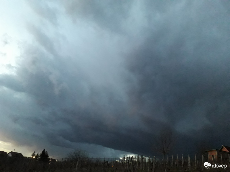 Jön a zivatar