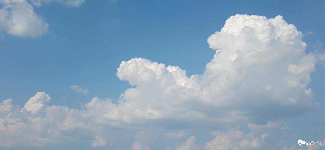 Szép felhő, semmi csapadék, szellő, 30⁠ºC