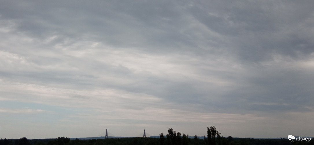 Gyenge szitálás, nálunk még 31 fokot mutat a kijelző kint  