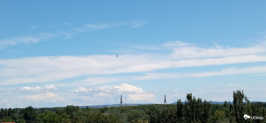Távoli felhők észak-kelet felé Budapestről 