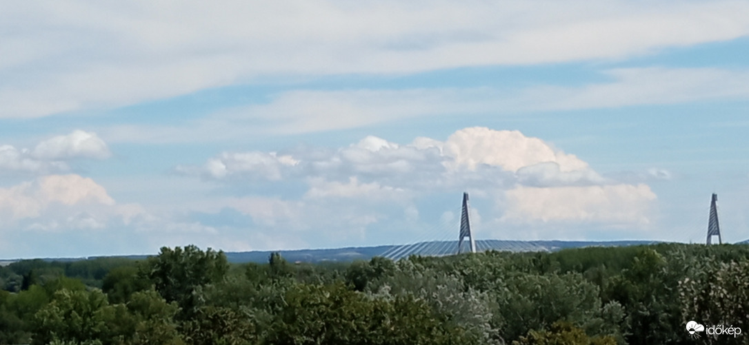 Távoli felhők észak-kelet felé Budapestről 