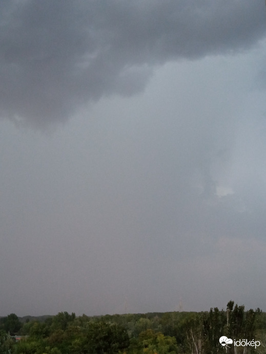 Már nem látszik a Megyeri híd, halkan dörög, villámlik.