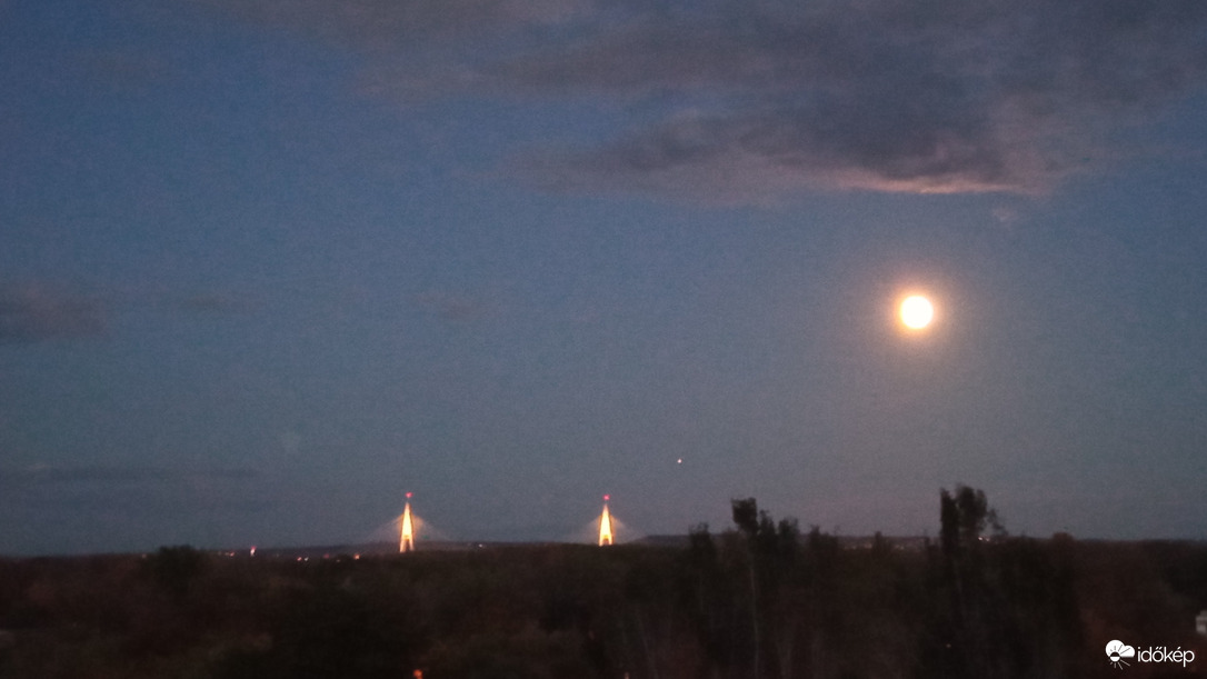 Ez már a Jupiter balra a teliholdtól?