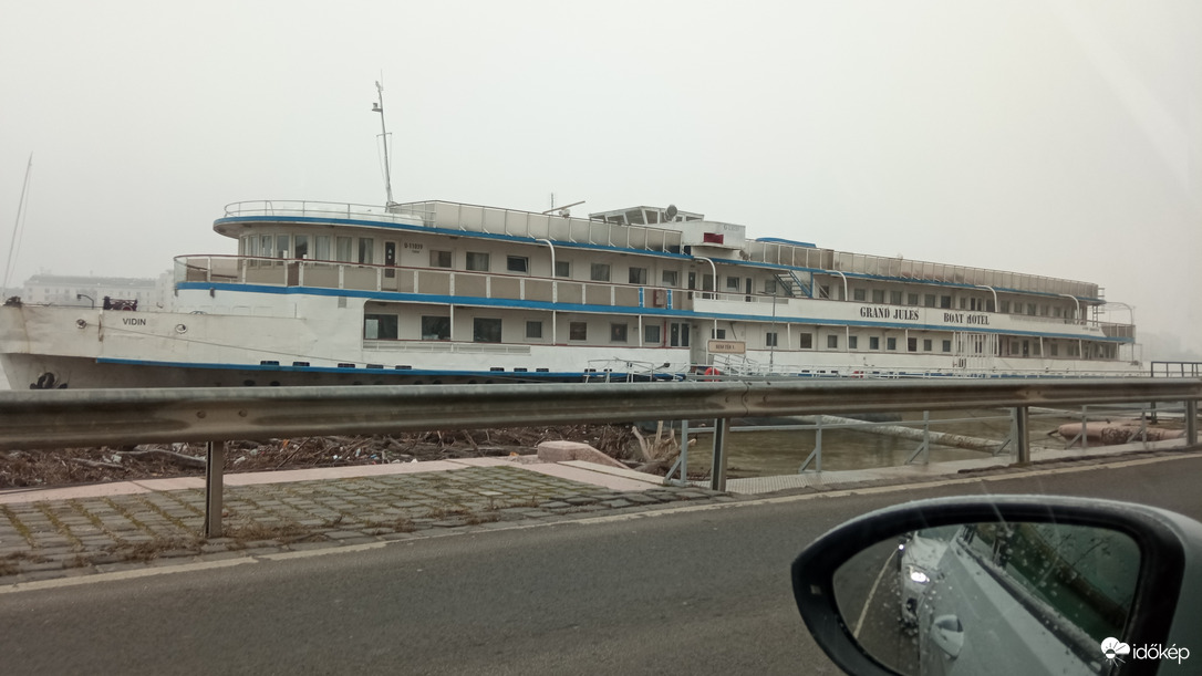 Szinte egy magasságban van a hajó a budapesti rakparttal 
