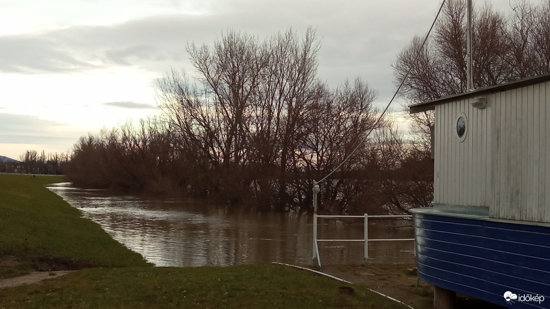 December 25-ei Duna, Pünkösdfürdőnél 