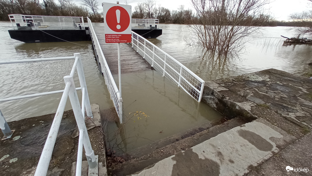 December 25-ei Duna, Pünkösdfürdőnél 