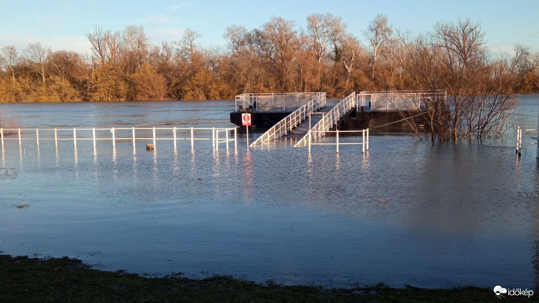 December 26-ai Duna, Pünkösdfürdőnél 